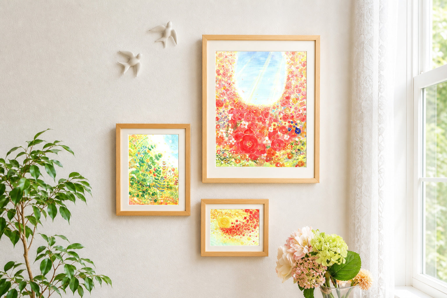 明るい壁に3点のKAWAII ART作品を飾った例