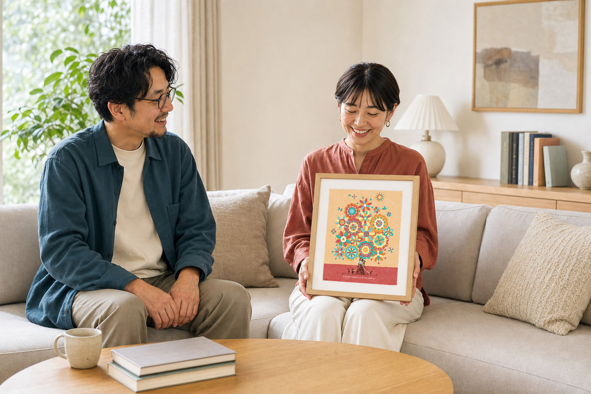 夫から贈られた花束の絵を手に妻が喜び夫婦で微笑む様子