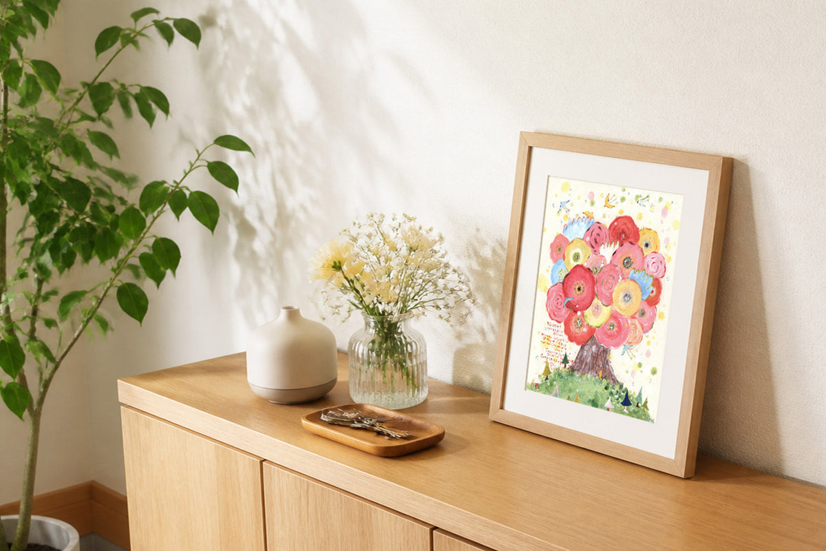 明るい部屋に「咲きつづく日々」を飾った写真