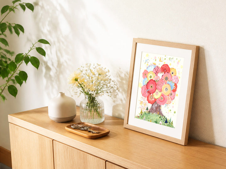 棚の上に、花瓶の花と並べて立てかけて飾った花の木の絵