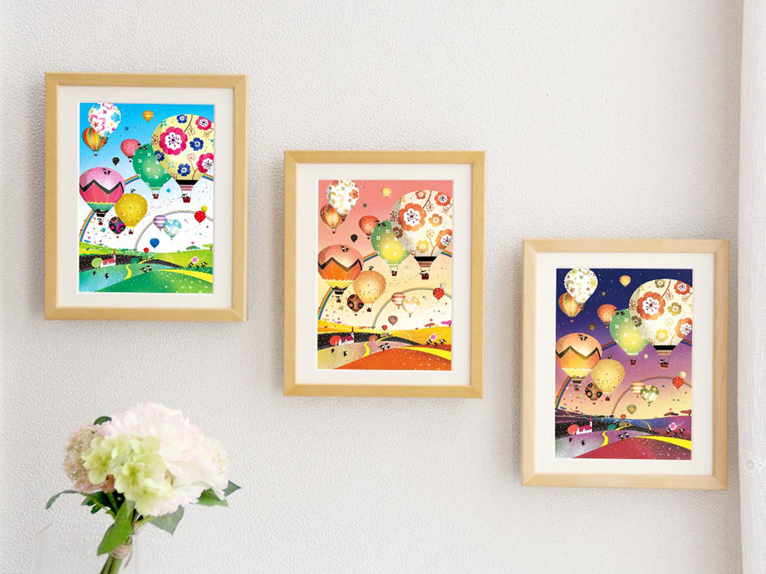 気球を描いた作品「どこまでも どこまでも」3点を壁に並べて飾った写真
