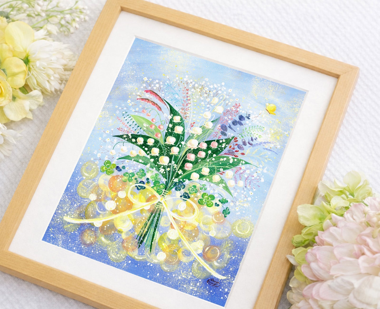 花とともに撮影した「巡る幸せを花束に」の額装作品