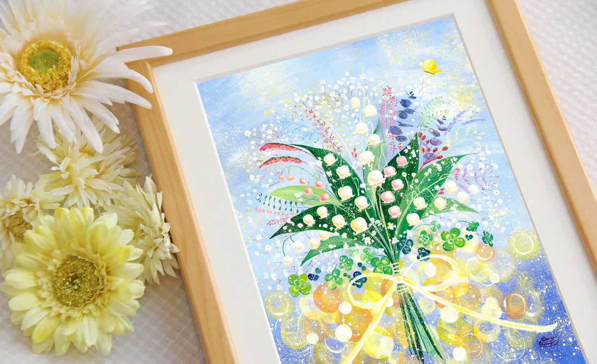 花とグリーンに囲まれた三枚の額入りアート