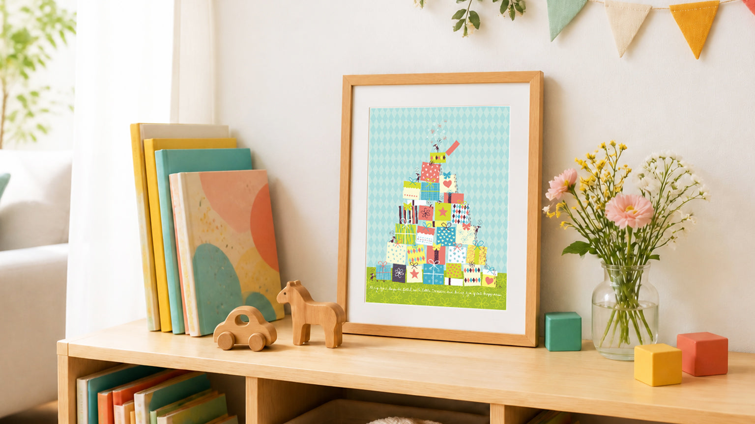 子どもの本や木のおもちゃ、花とともに、プレゼントを描いた額装された絵を棚の上に飾ったお気に入りのコーナー