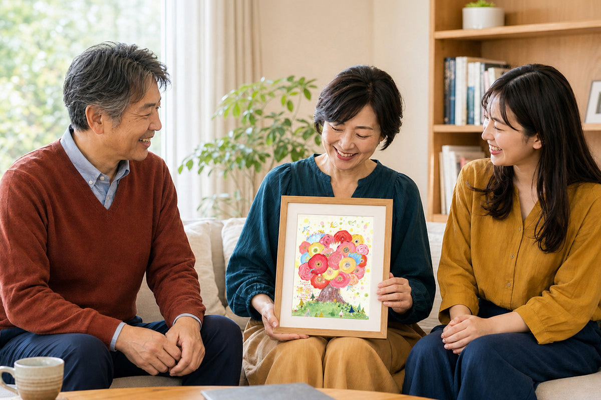 家族から花の絵を贈られ笑顔になる節目のお祝いの様子