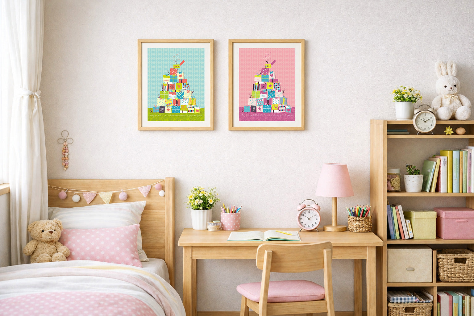 学習机とベッドのある子供部屋の壁に、贈り物を積み重ねた絵を水色とピンクの二枚並べて飾った様子