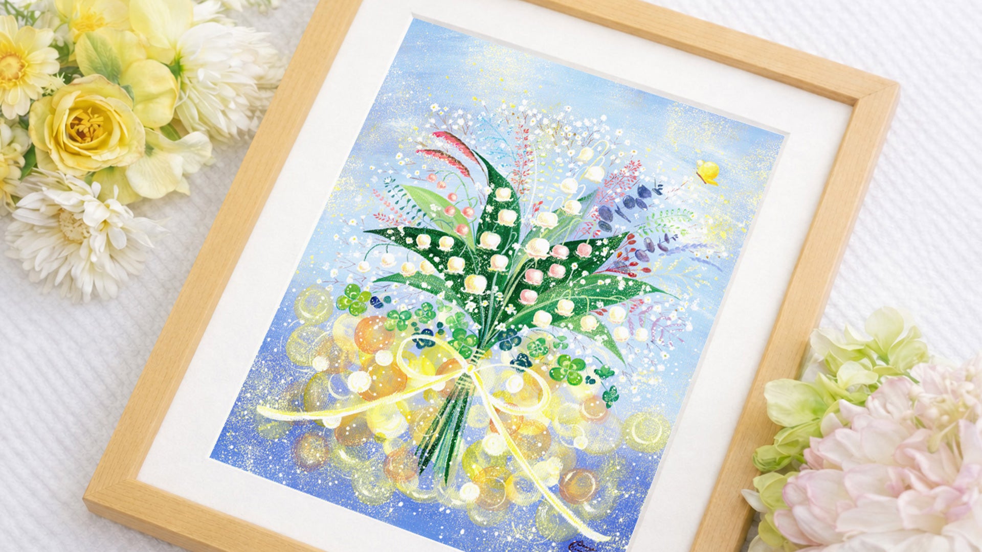 花に囲まれた作品『巡る幸せを花束に』の額装写真