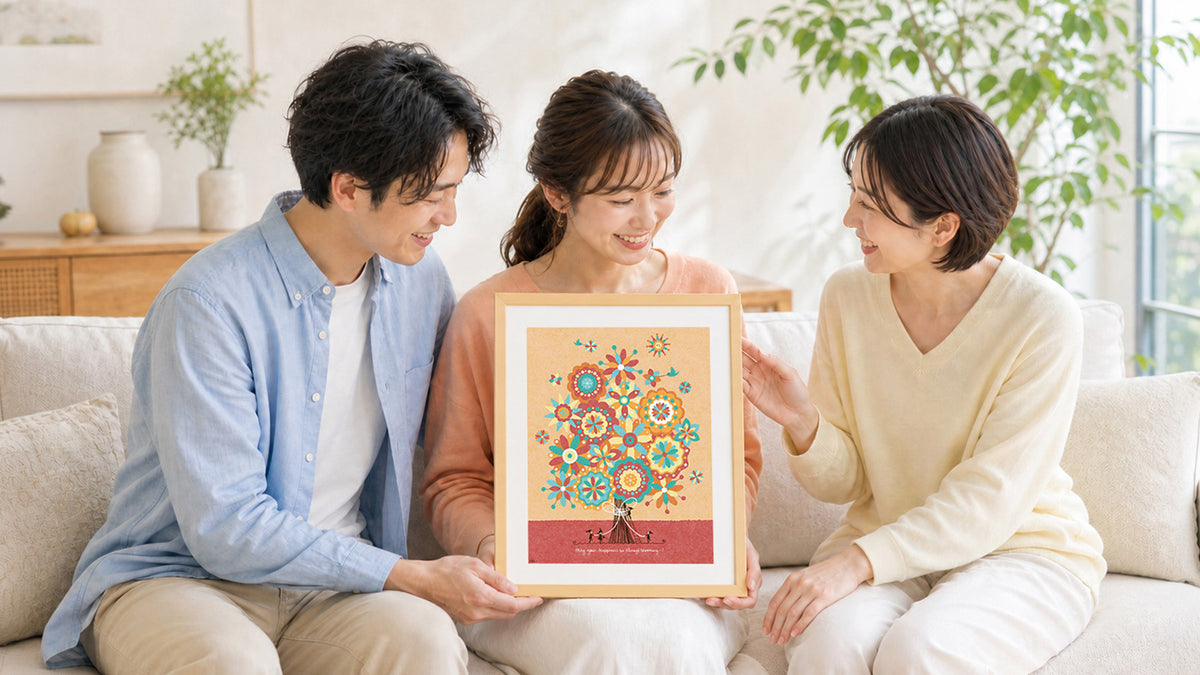 絵を囲む笑顔の人たち