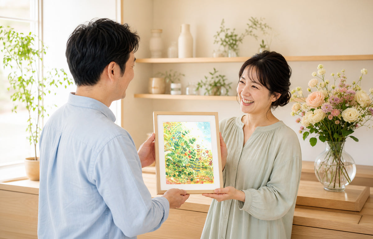 大切な人へ額入りアートを手渡す二人