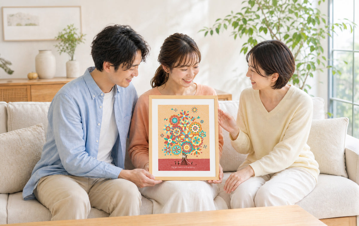 絵を囲む笑顔の人たち
