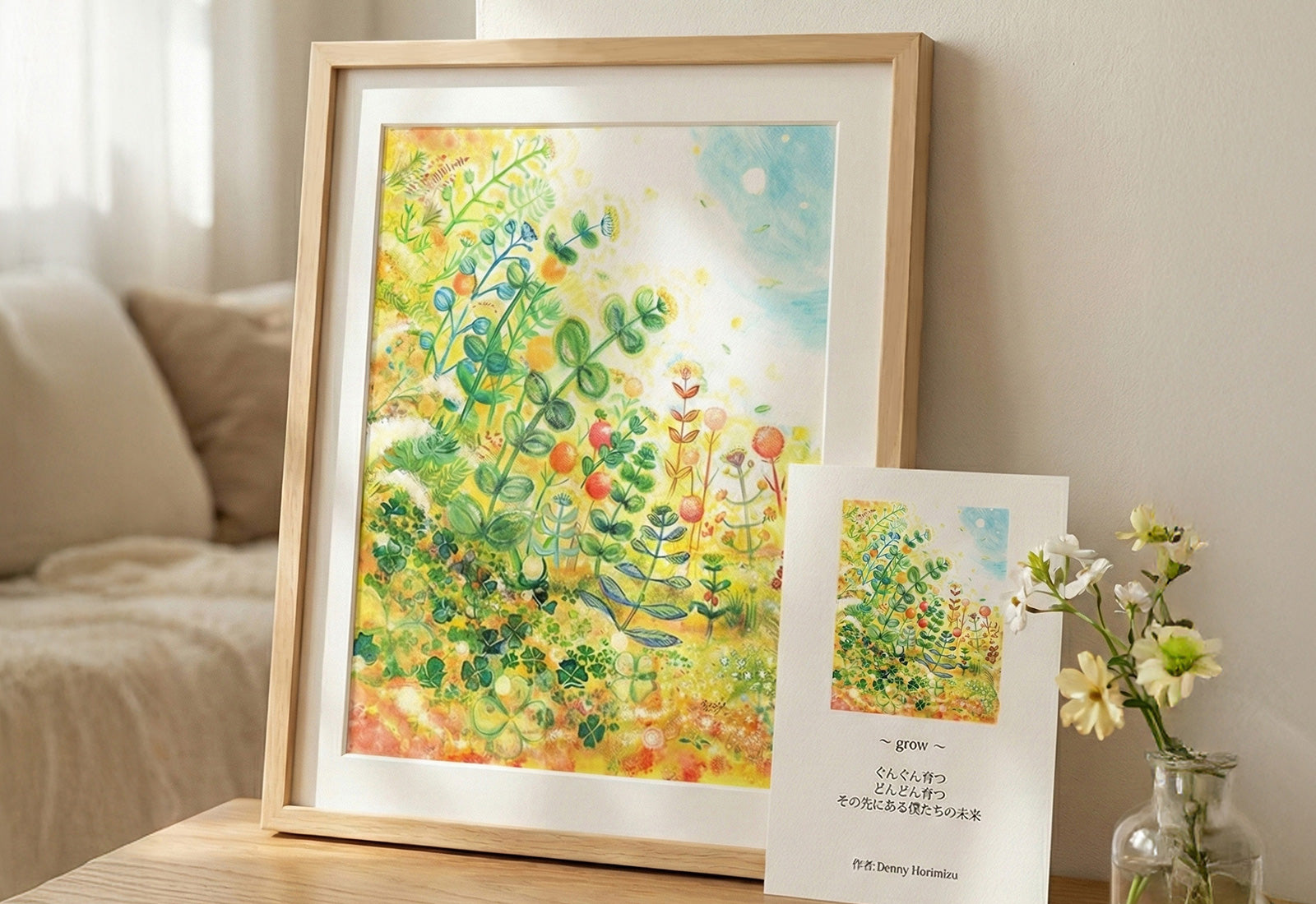 作品とポエムカードを花とともに飾った写真