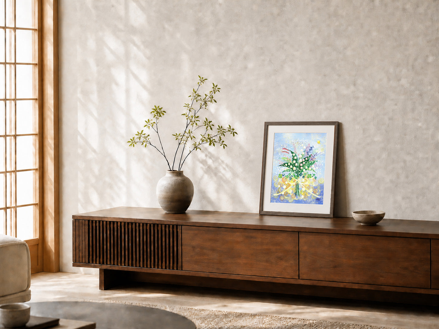 障子から光が差す和室の木の家具に、絵画『巡る幸せを花束に』を飾った様子
