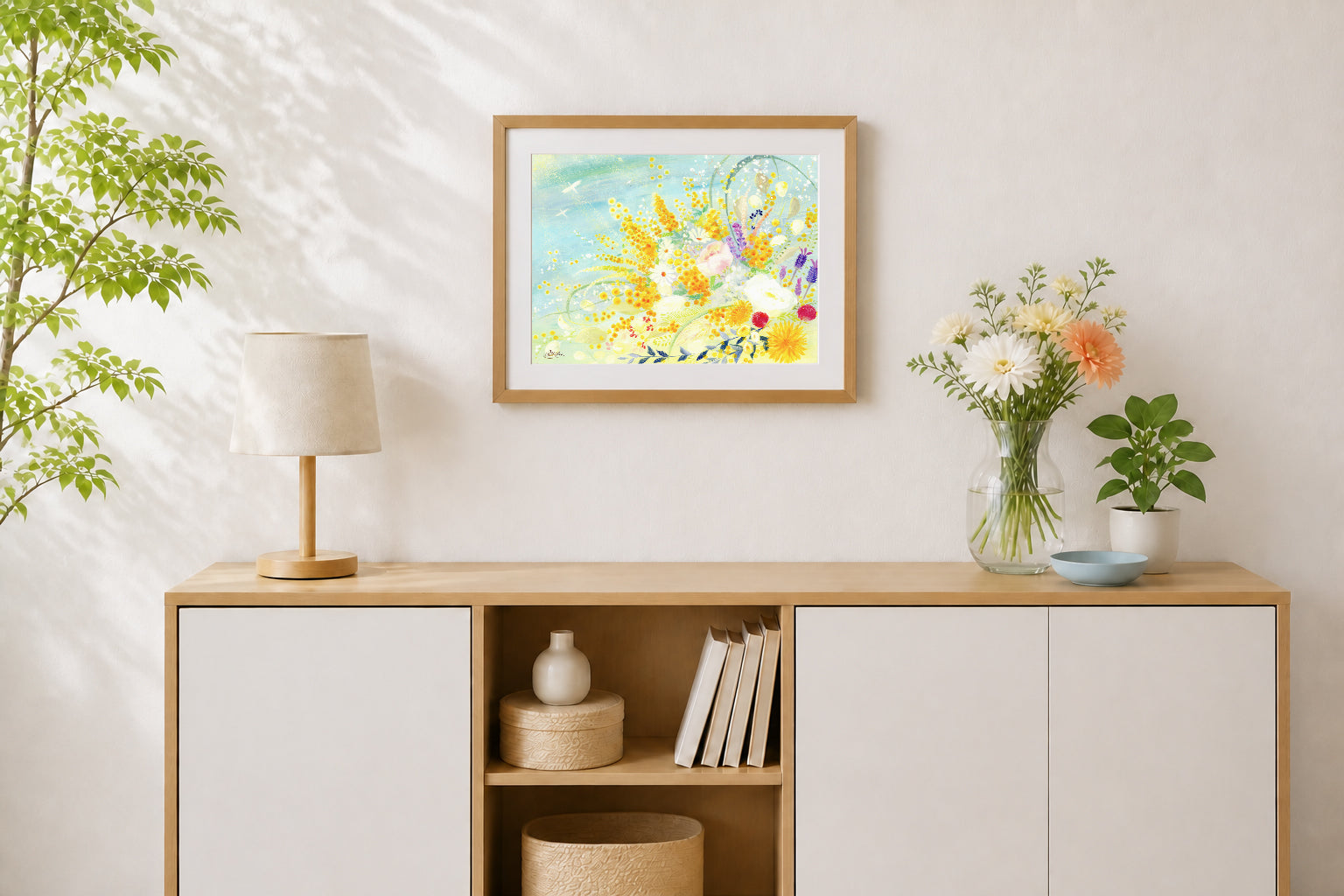 明るい部屋の棚の上に、作品『春告ぐミモザの花束』を飾った様子