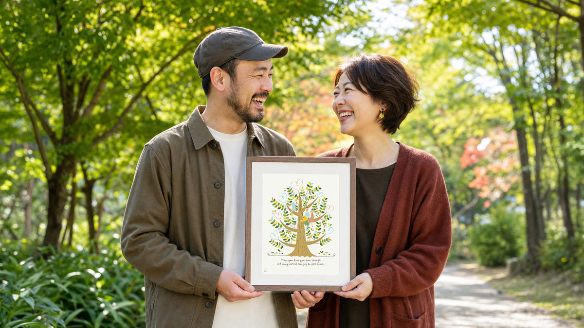 緑の公園で夫婦が「しあわせの樹」を手に笑い合う様子
