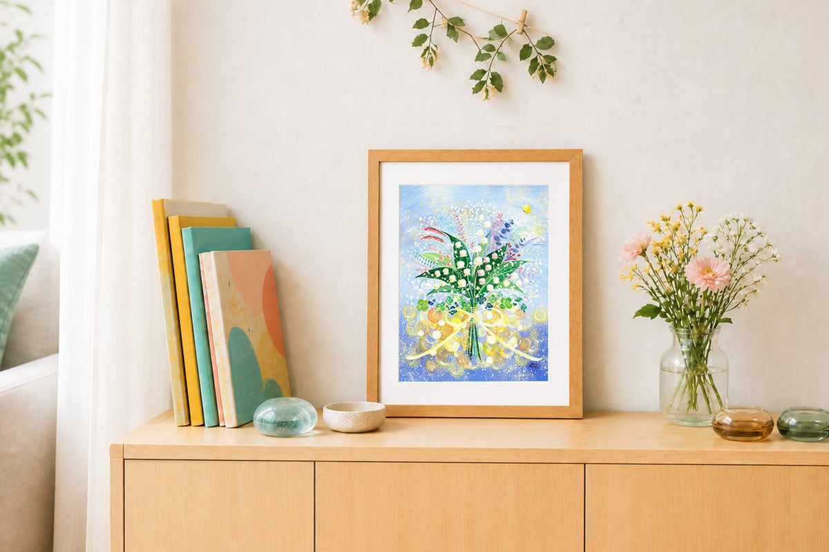 新居の棚に花とともに飾られた、青い花束の額装作品
