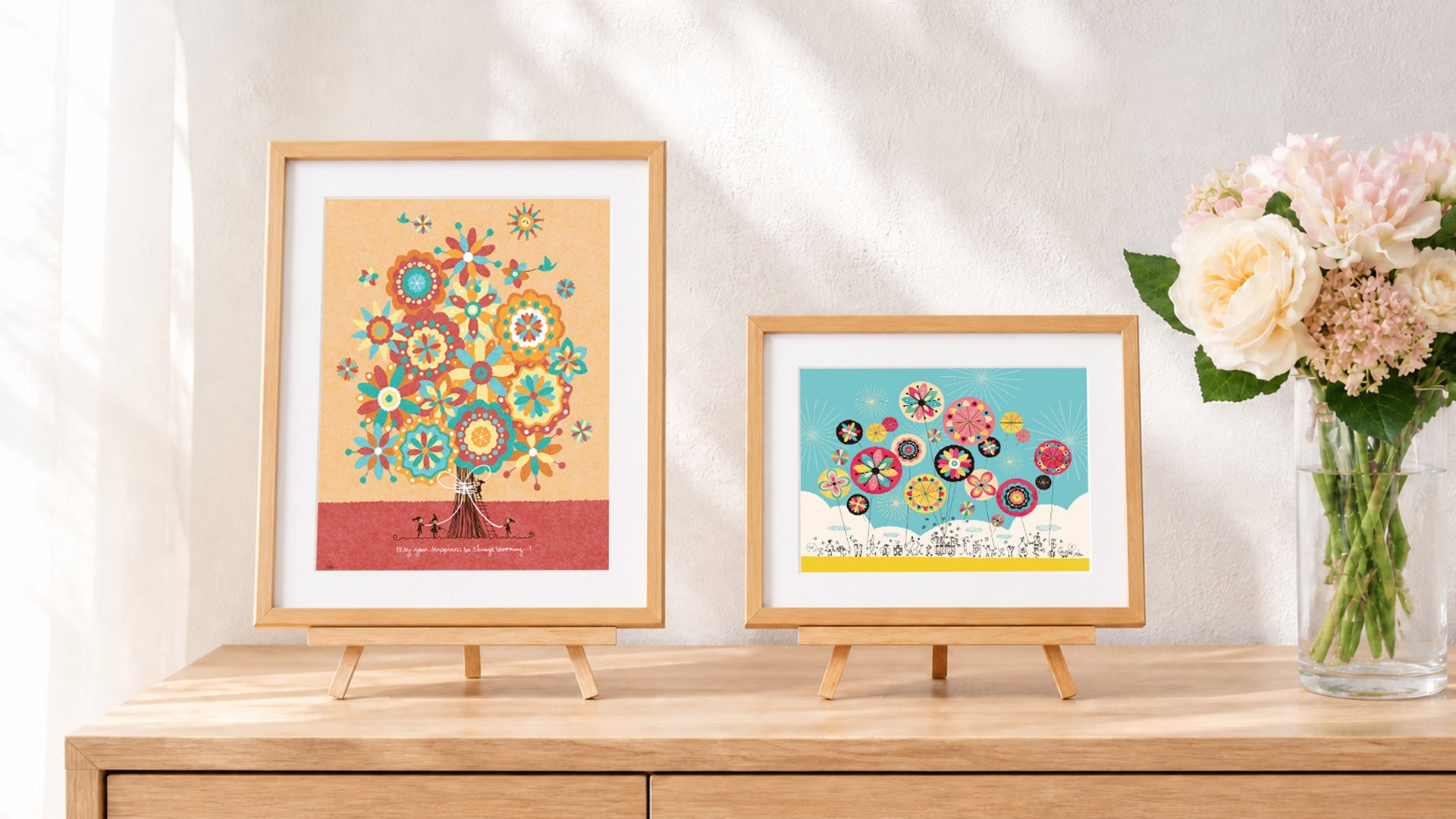 花とともに飾られた、結婚祝いに選べる2点のKAWAII ART