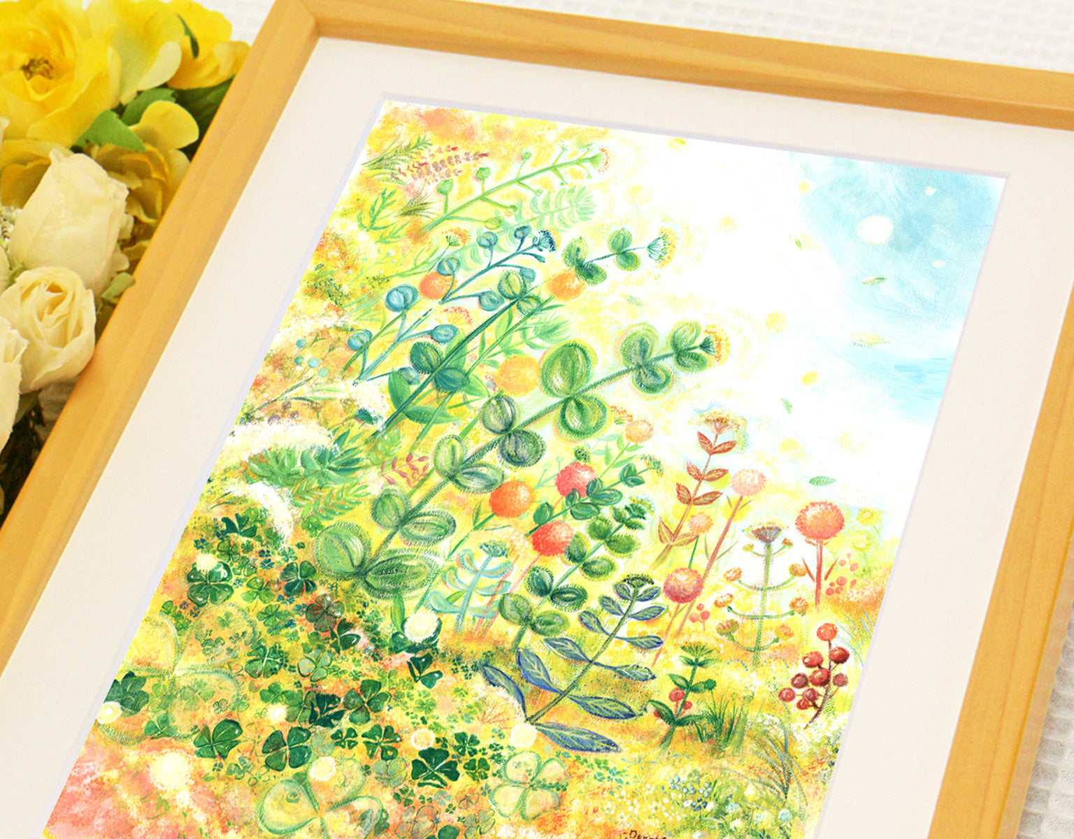 草花やクローバーを描いた「grow」を額に入れて飾った写真